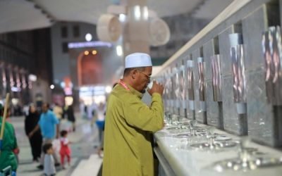 Bolehkah Minum Air Zamzam Sambil Berdiri