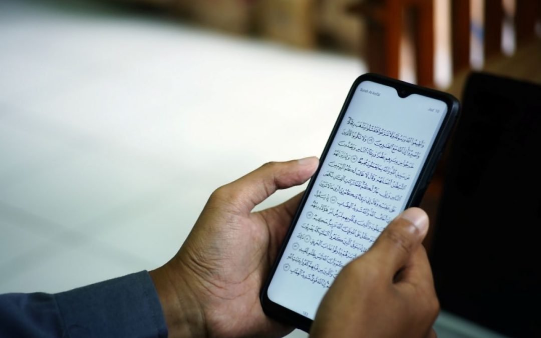 Bolehkah Masuk Toilet Membawa HP yang Terinstal Aplikasi Al-Quran