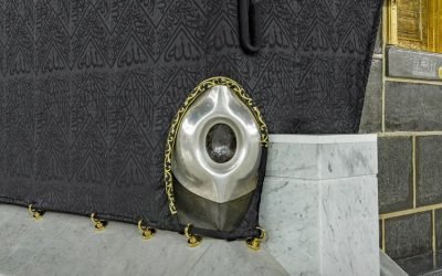 Sunnah Mencium Hajar Aswad