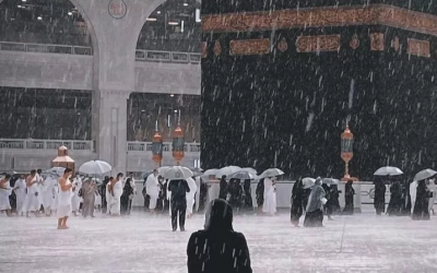Makkah Dilanda Hujan, Jemaah Diimbau Pakai Payung