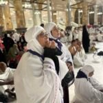 Ilustrasi ucapan umrah penuh doa dan makna untuk keluarga dan sahabat di depan Masjidil Haram