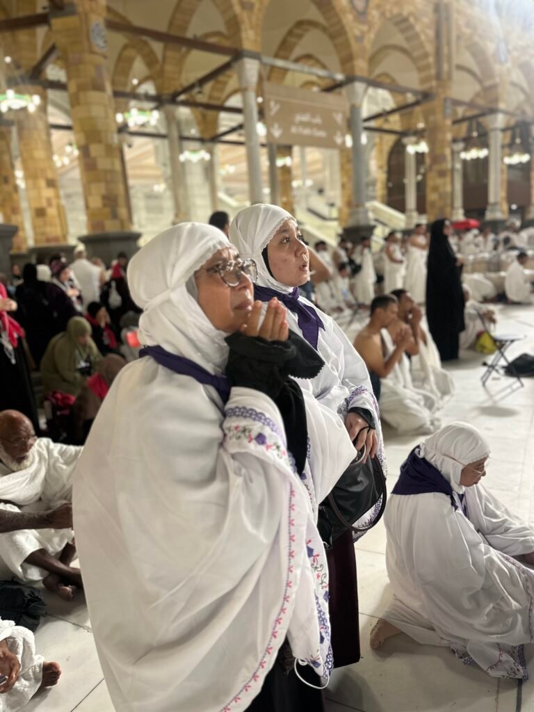 Ilustrasi ucapan umrah penuh doa dan makna untuk keluarga dan sahabat di depan Masjidil Haram