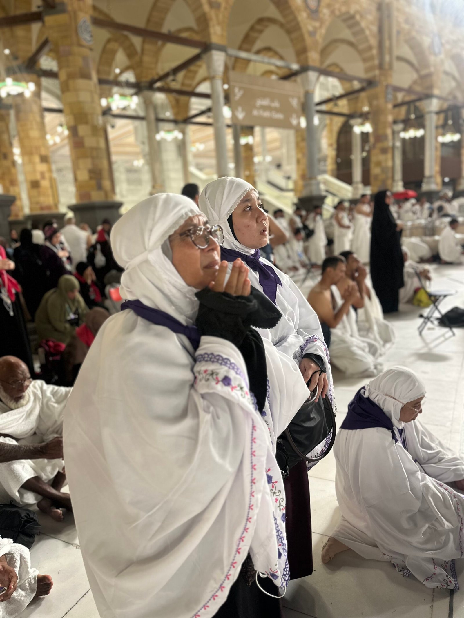 ucapan-umrah-keluarga-sahabat Ilustrasi ucapan umrah penuh doa dan makna untuk keluarga dan sahabat di depan Masjidil Haram
